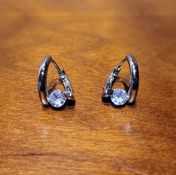 Beautiful silver metal color snap closure earrings with round cubic zirconia - Picture 4 of 4